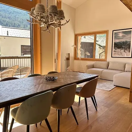 Stylish W/sauna: Alpine Escape 木屋 *